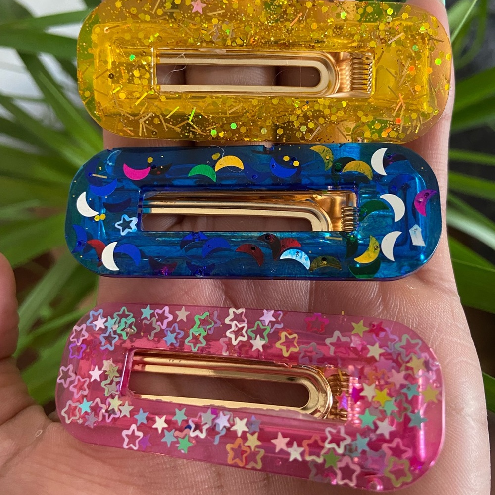 Handmade hair clips🎀 made out of resin